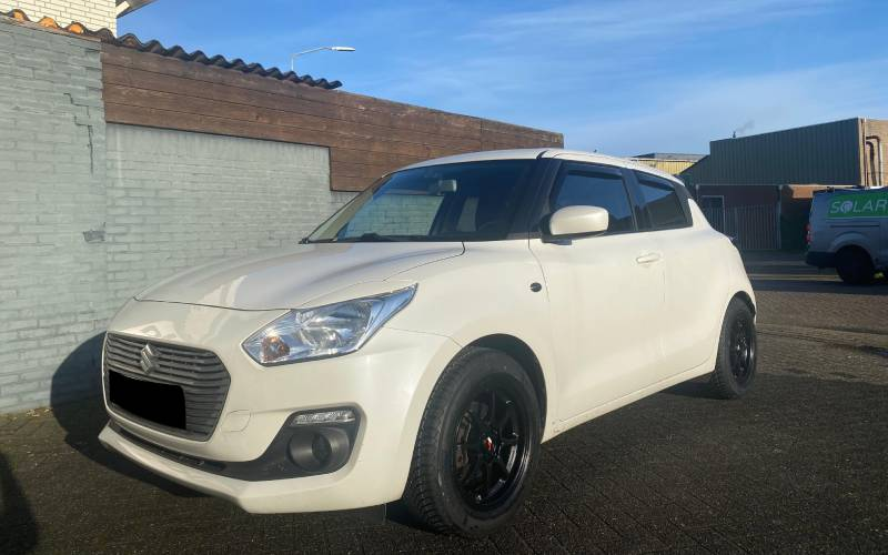 Suzuki Swift met Japan Racing JR5 velgen