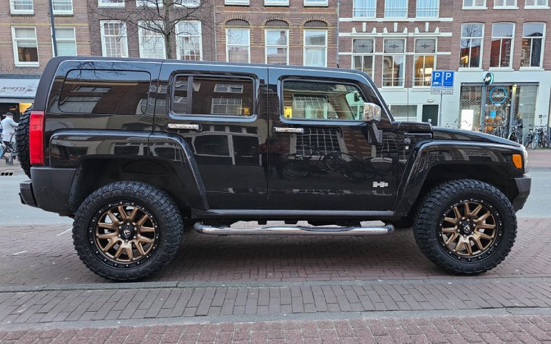 Hummer H3 met Tomason TN Offroad velgen