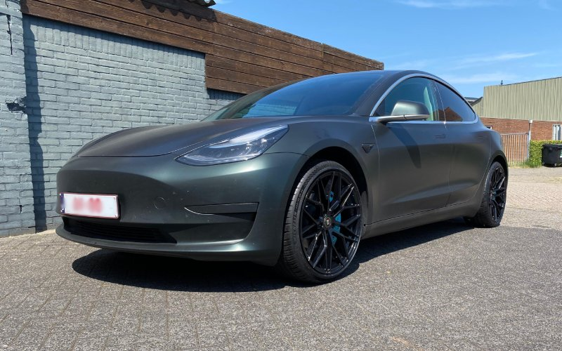 Tesla Model 3 met Butzi Fura (Flow Forged) velgen