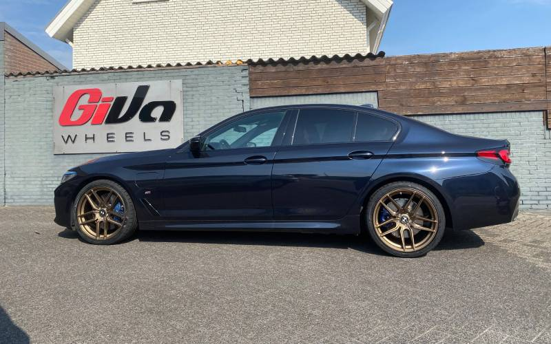 BMW 5-Serie met Japan Racing JR35 Blind velgen