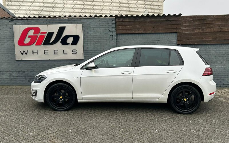 Volkswagen Golf met MOMO Heritage 6 velgen