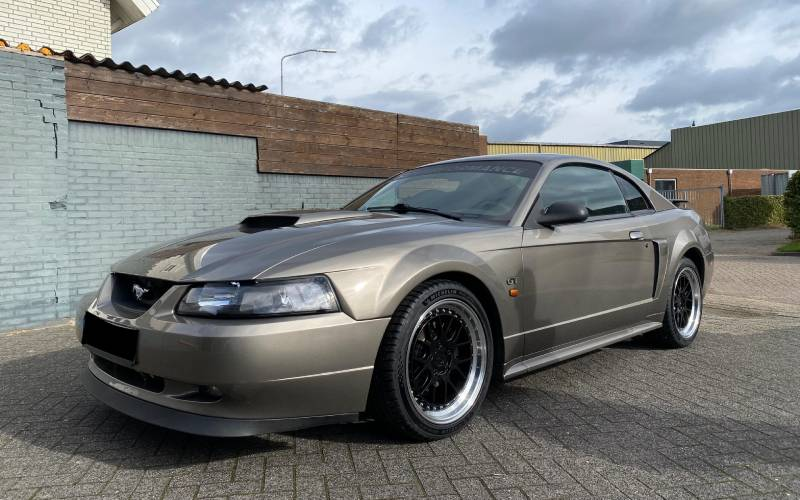 Ford Mustang met Japan Racing JR40 Blind velgen