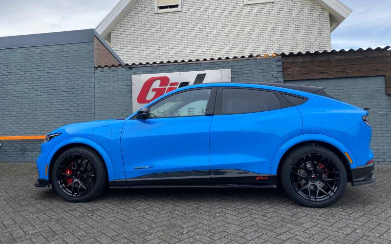 Ford Mustang Mach-E met Japan Racing JR18 Blind velgen