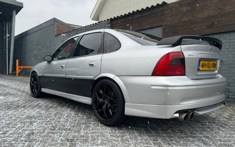 Opel Vectra met GMP Lunica velgen