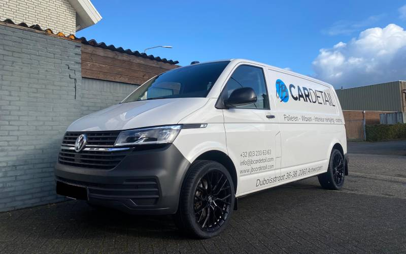 Volkswagen Transporter met Wolfrace Munich GTR velgen