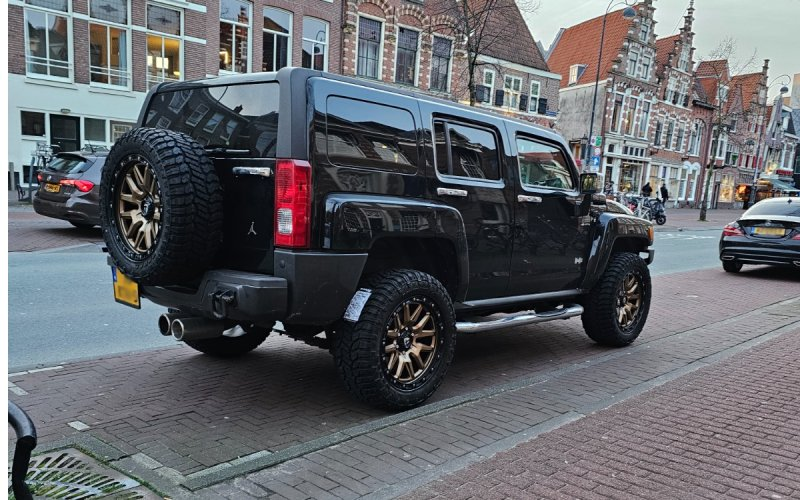 Hummer H3 met Tomason TN Offroad velgen