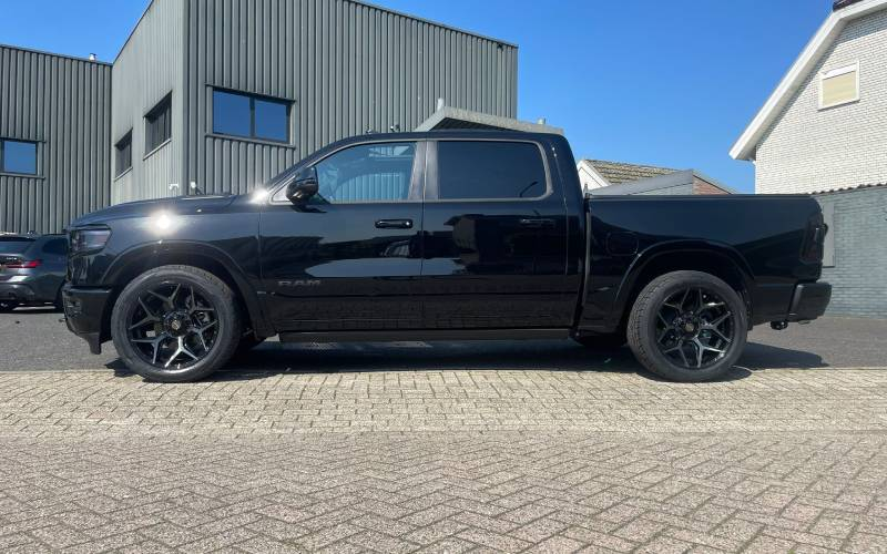 Dodge RAM 1500 met 4Play 4P06 velgen