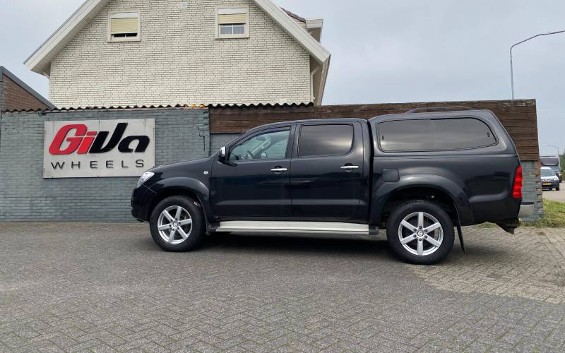 Toyota Hilux met Eta Beta Robus velgen