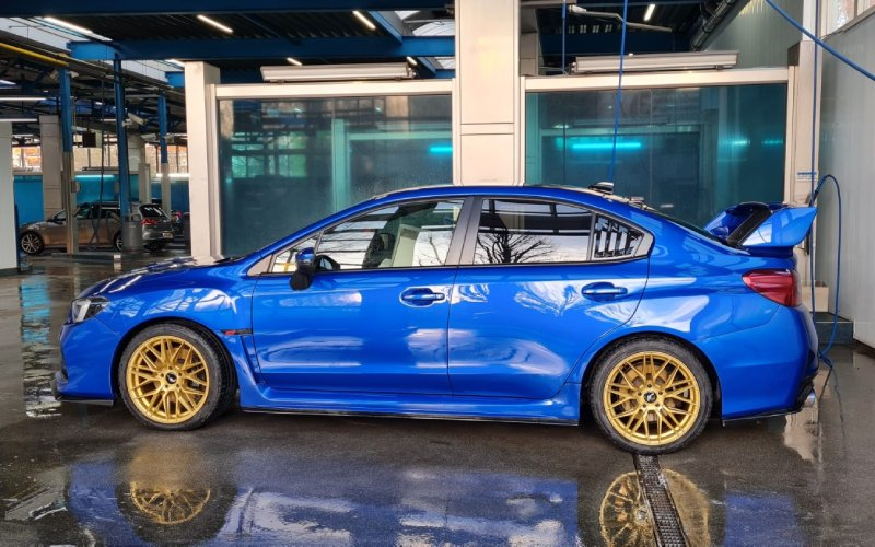 Subaru WRX met Japan Racing JR28 Blind velgen