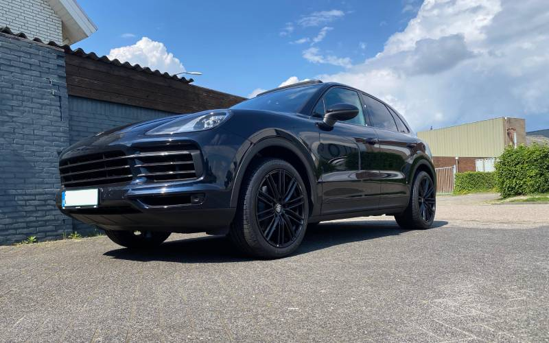 Porsche Cayenne met Avus Racing AC-M08 velgen