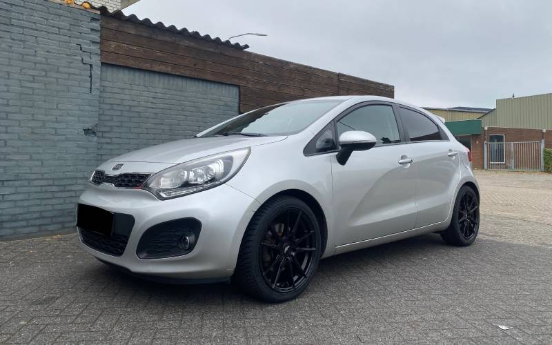 Kia Rio met Japan Racing JR21 Multi velgen