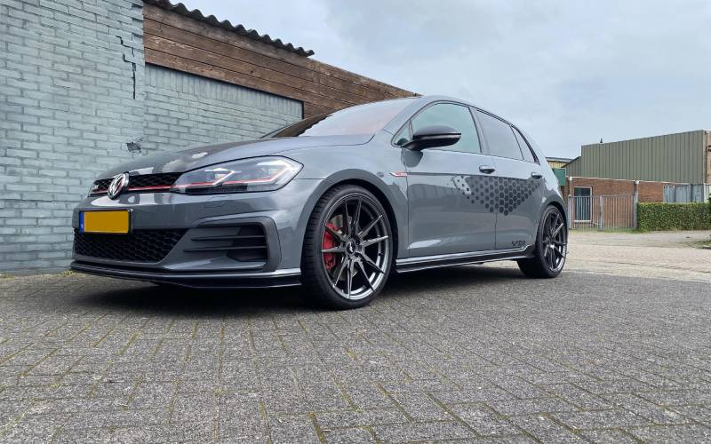 Volkswagen Golf met Japan Racing JR21 velgen