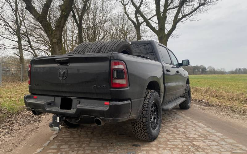 Dodge RAM 1500 met MVX Offroad VX62 velgen