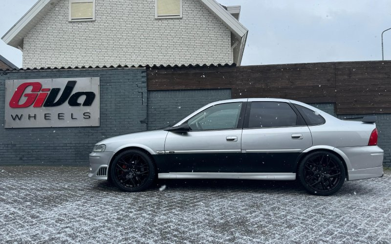 Opel Vectra met GMP Lunica velgen