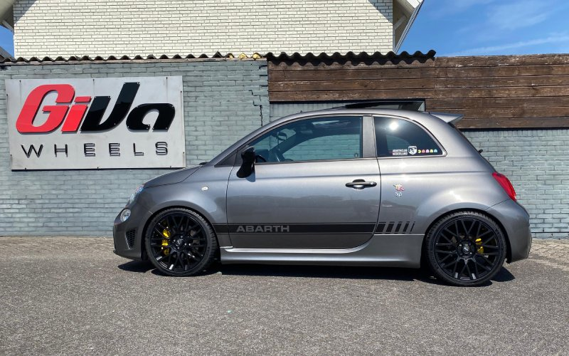 Abarth 500C met MOMO Revenge velgen