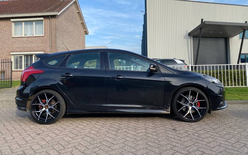 Ford Focus met Keskin KT19 Angel velgen