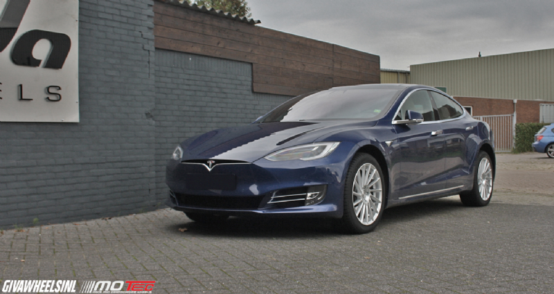 Tesla met Motec velgen