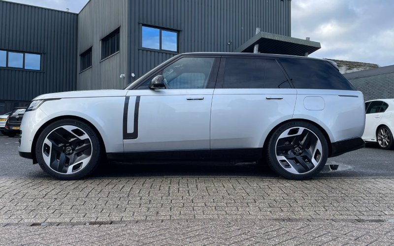 Land Rover Range Rover met Kahn Type 33 Cast velgen