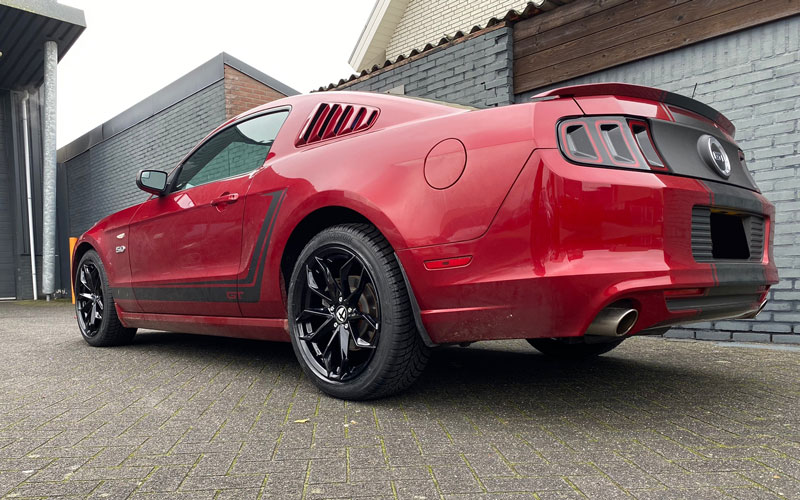 Ford Mustang met Tomason TN22 velgen