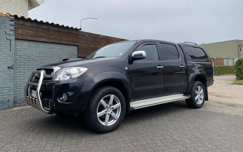 Toyota Hilux met Eta Beta Robus velgen