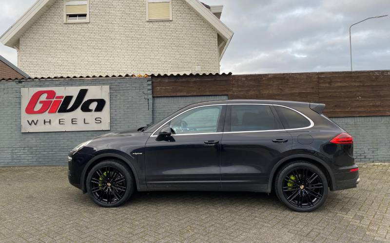 Porsche Cayenne met Avus Racing AC-M08 velgen