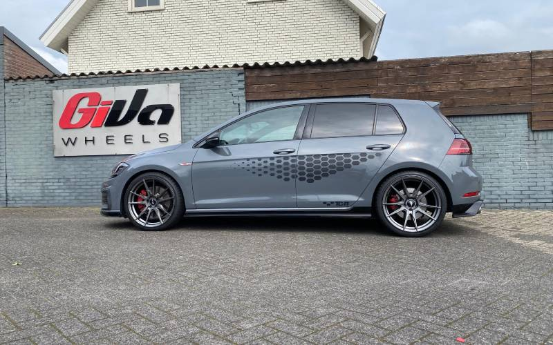 Volkswagen Golf met Japan Racing JR21 velgen