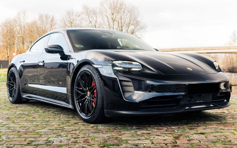 Porsche Taycan met Korbach Forged PS17 velgen