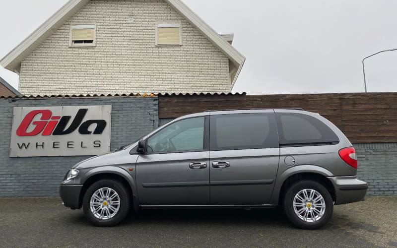 Chrysler Voyager met MAM A4 velgen