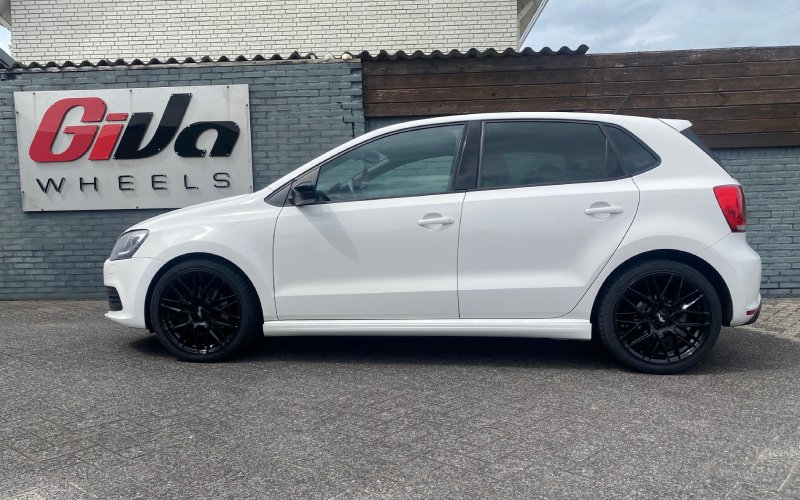 Volkswagen Polo met Japan Racing JR28 velgen